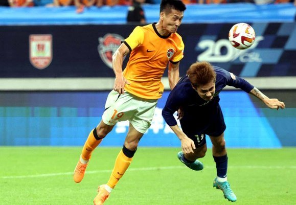 宋文杰右路传中，林创益包抄破门，海牛1-0泰山
