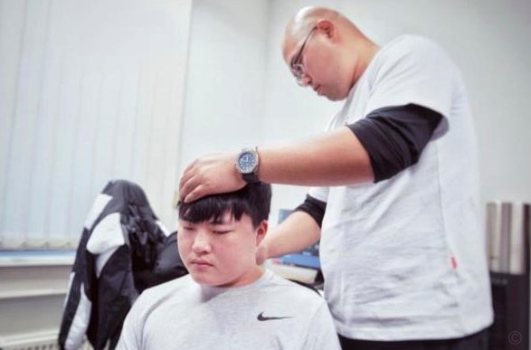 球员信任危机：队医与自然疗法的冲突