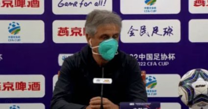 足球报：乔迪昨夜赛后发布会很简短，但愤懑之情溢于言表