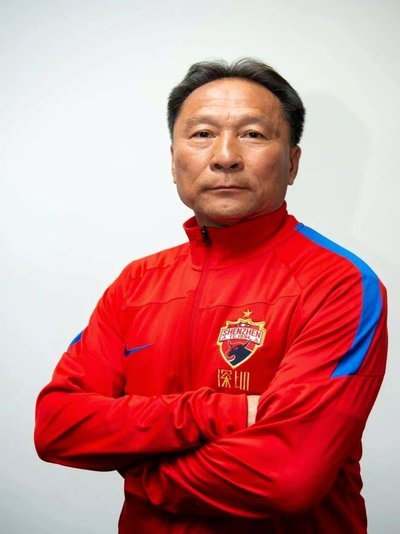 区里发了两篇足球报关于青训的文章，我深感同意，并再次明确指出那个青训教父就是个祸害中国足球的小丑
