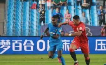 红牌致平局 凌杰两度下跪谢球迷