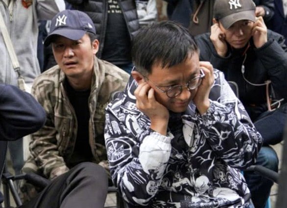 我始终认为 对这些小朋友吹捧或是贬低都是一样的没有什么好处 所有热爱足球的都值得尊重和鼓励