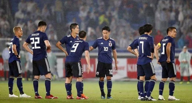 日本经济、工业、军事、制度必然和巴西有巨大差距，得好好反思了，足球是各行各业的缩影。