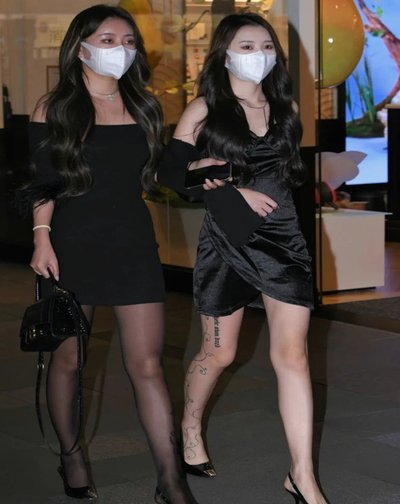 库库雷利亚夫妇意大利度假，女方黑色低胸裙优雅