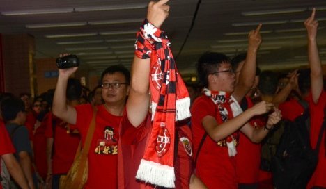 绷不住笑了，申花球迷围攻曼联球迷