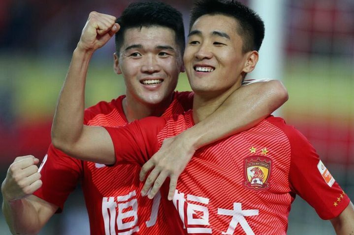 大雨中的绿茵硬仗：嗨球少年迎战恒大U13