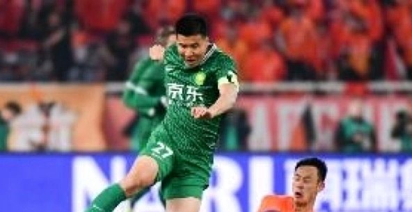 彭欣力手指轻触马德鲁加面部，澄清无不雅动作